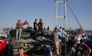 Des Turcs se rassemblent auprès des forces loyalistes, à Istanbul, samedi 16 juillet.