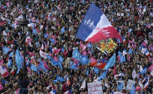 Les opposants au mariage homosexuel de la Manif pour Tous aux Invalides à Paris le 26 mai 2013