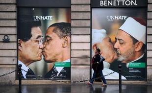 Le Saint-Siège et la Maison Blanche ont réagi jeudi avec vigueur aux photomontages de Benetton montrant le pape embrassant un grand imam du Caire, et Barack Obama étreignant les présidents chinois et vénézuélien, le Vatican annonçant même des actions en justice.