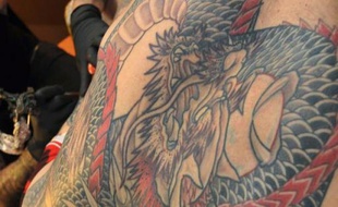 Les tatoueurs vont pouvoir continuer à utiliser la couleur, se félicitait mercredi l'association Tatouage & Partage, se disant rassurée en ce sens par une lettre du ministère de la Santé datant du 23 décembre qui, selon elle, lève ce qui n'était qu'un "malentendu".