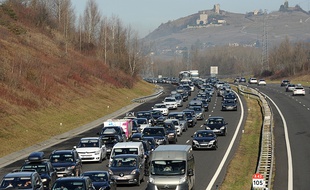 On comptait à la mi journée jusqu'à 120 km de bouchons sur les routes des stations de ski, ce 6 février 2016.