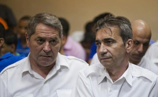 Jean-Pascal Furet (g) et Armand Victor Bruno Odos (d), les deux pilotes français condamnés en République dominicaine pour trafic de cocaïne, pris en photo le 4 février 2014, à Higuey (République dominicaine)