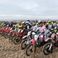 Un pilote moto roule sur les jambes d’un concurrent à l’Enduropale