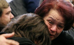 Les familles des victimes de l’incendie meurtrier qui a ravagé un immeuble de Roubaix en novembre 2005.