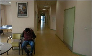 Le gouvernement s'apprête à annoncer mardi ses grandes priorités dans le domaine de la santé mentale, alors que l'arrestation à Bordeaux d'un malade mental soupçonné d'avoir tué sa mère lors d'une permission de sortie vient replacer la psychiatrie sur le devant de la scène.