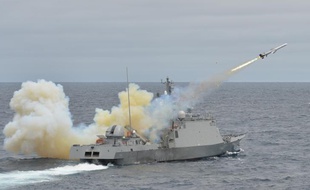 Un navire sud-coréen tire un missile lors d'un exercice de défense des îles Dokdo, le 19 juin 2014.