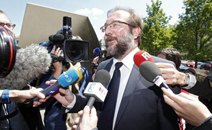 Béthune, le 27 mai 2013. Ouverture du procès de l'ancien maire de Hénin-Beaumont, Gérard Dalongeville. Ce dernier est jugé pour détournement de fonds publics, faux et usage de faux, favoritisme et corruption. ici Gérard Dalongeville lors de son arrivée au tribunal.