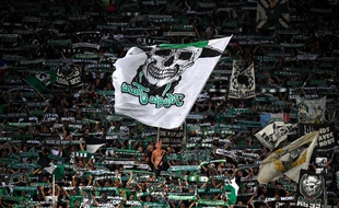 Les supporters stéphanois, ici en septembre contre Monaco, manqueront une nouvelle fois le derby du 23 novembre à Décines.