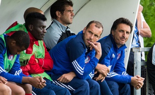 Sébastien Mignotte (au centre) entraîne l'équipe de Luzenac en DH.