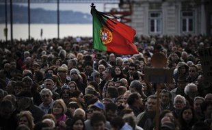 L'économie portugaise devrait se contracter de 2,3% cette année en raison d'une forte chute de la demande intérieure et d'un essoufflement des exportations, selon les prévisions publiées mardi par la Banque du Portugal, qui tablait précédemment sur un recul du produit intérieur brut de 1,9%.