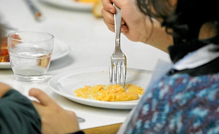 Dans le Rhône, les menus proposés dans 13 cantines ont été examinés.