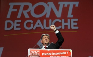 Le candidat du Front de gauche à la présidentielle Jean-Luc Mélenchon et 500 sympathisants se sont réunis lundi soir devant l'ambassade de Grèce à Paris, en soutien aux manifestations massives dans ce pays contre un nouveau plan de rigueur, a constaté un journaliste de l'AFP.