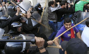 Des manifestants affrontent des policiers dans le centre du Caire, le 26 janvier 2011.
