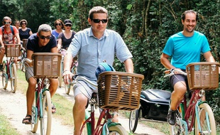 Parcourez le Marais poitevin à vélo ou vivez comme un viking, c'est au choix.