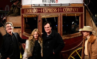 Le réalisateur Quentin Tarantino (2eD) et les acteurs Jennifer Jason Leigh et Kurt Russell (g) lors de l'avant-première des "Huit Salopards" à Berlin, le 26 janvier 2016