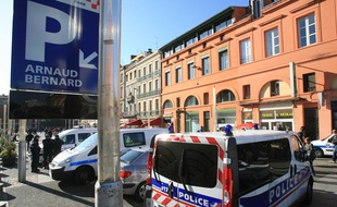Lors d'une opération de la police nationale et municipale dans le quartier populaire Arnaud Bernard contre le marche precaire et la vente illegale de tabac et contrefacons.