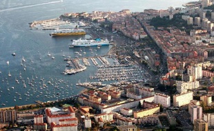Vue aérienne du port et de la ville d'Ajaccio, le 2 septembre 2013 en Corse