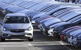 Des voitures Opel prêtes à être distribuées (image d'illustration).