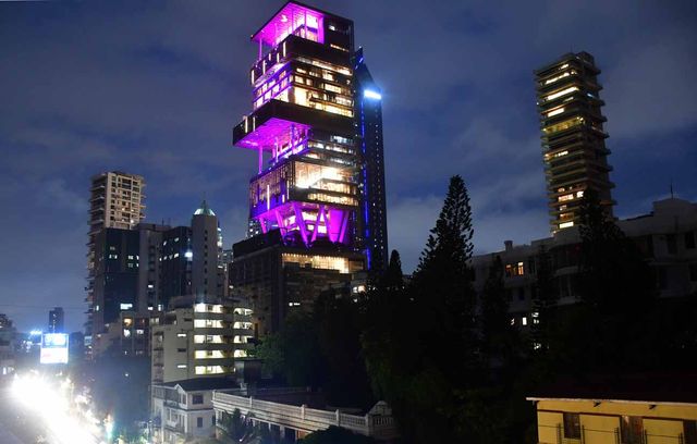 Dans un violet tout ce qu’il y a de plus sobre, voici la Antilia Mansion, l’immeuble personnel de Mukesh Ambani, le père du marié. Une partie des festivités a eu lieu dans ce bâtiment de Mumbai qui aurait coûté plus d’un milliard d’euros, emploie plus de 500 personnes et abrite plus de 160 places de parking (a priori pas des Twingo).