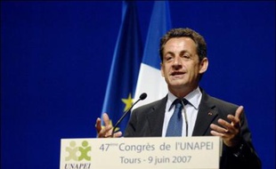 Après avoir assuré, samedi à Tours au 47è congrès de l'Unapei (associations de proches de handicapés), qu'il rendrait "opposable le droit de tout enfant handicapé d'être scolarisé dans l'école de son quartier", Nicolas Sarkozy consacrera son lundi à l'éducation.