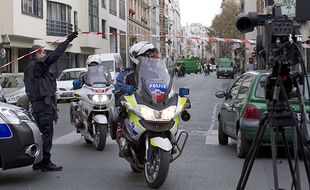 Arrivée des policiers rue de Charonne dans le 11ème arrondissement de Paris.