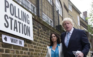 Le maire de Londres Boris Johnson (d) et sa femme, le 7 mai 2015 après avoir déposé leurs bulletins de vote