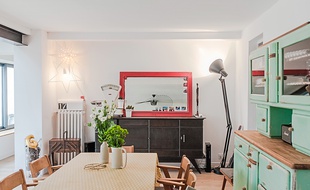 L’astuce la plus simple, bien connue des décorateurs, est de confronter du mobilier de styles et d’époques différents.
