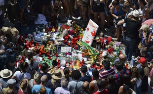 La foule se recueille sur les Ramblas de Barcelone en mémoire des victimes des attentats survenus le 17 août.