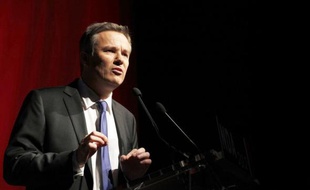 Le président de Debout la République (DLR), Nicolas Dupont-Aignan, a promis dimanche qu'il serait candidat à la présidentielle de 2012, comme défenseur de la "souveraineté" de la France avec comme priorités la sortie de l'euro et le rétablissement des frontières.