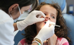 Une fillette chez le dentiste