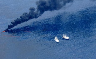L’arrivée de la saison des ouragans dans la région va rendre l’intervention des secours encore plus difficile. De nombreux bateaux dépolluants risquent de rester cloués au port.