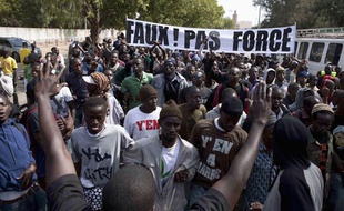 Des membres du mouvement anti-gouvernement «Y En A Marre» lors d'une manifestation contre Abdoulaye Wade àl Dakar, au Sénégal, le 27 janvier 2012.
