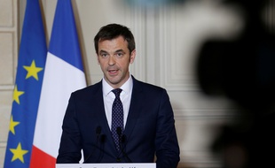 Olivier Véran donne une conférence de presse après le conseil de défense organisé à l'Elysée, le 8 mars 2020.