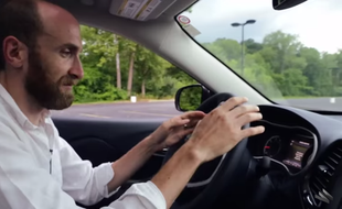 Des chercheurs américains sont parvenus, en juillet 2015, à prendre le contrôle, à distance d'une voiture connectée
