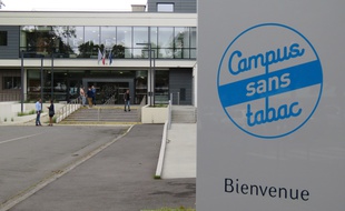 Une signalétique a été installée sur le campus de l'Ecole des hautes études en santé publique qui est désormais sans tabac.
