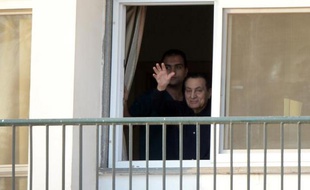 L'ex-président égyptien Hosni Moubarak salue ses soutiens, venus lui souhaiter un bon anniversaire, depuis sa chambre d'hôpital au Caire, le 4 mai 2015
