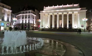 La place Graslin, sa fontaine et son théâtre, Nantes.