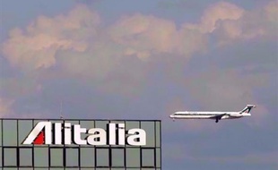 La compagnie aérienne italienne Alitalia avait annulé trente vols mardi à la mi-journée à l'aéroport de Rome-Fiumicino, selon la chaîne de télévision Sky-TG 24, conséquence d'un mouvement de protestation observé la veille par une partie du personnel au sol.