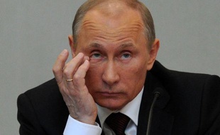Des députés russes ont quitté mercredi la Douma (chambre basse du Parlement) en signe de protestation, infligeant un camouflet sans précédent au président élu Vladimir Poutine qui y présentait son bilan comme Premier ministre et les grandes lignes de sa politique à venir.