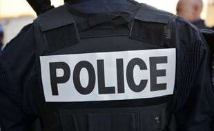 Le policier avait été insulté et frappé.