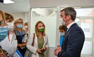 Le ministre de la Santé Olivier Véran s'est voulu rassurant sur l'extension du pass sanitaire à l'hôpital lors d'une visite jeudi 5 aout au centre hospitalier d'Aix-en-Provence.