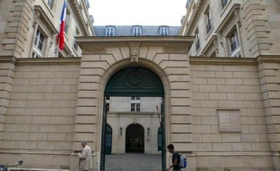 Didier Quentin, député UMP de Charente-Maritime, a proposé mercredi, parmi 15 propositions, d'accroître le recours à des "salariés de droit privé" "à titre complémentaire et exceptionnel", dans le cadre d'un rapport sur la "mobilité des fonctionnaires"