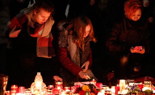 A Berlin comme sur les réseaux sociaux, nombreux sont ceux qui ont rendu hommage aux victimes de l'attentat du marché de Noël berlinois.