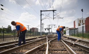 Le 15 juillet 2013. Gare de Bondy, Seine-Saint-Denis, Ile de France. Des agents de la SNCF inspectent et resserrent si besoin les eclisses (barre metallique a 2 , 4 ou 6 trous) des aiguillages des voies ferrees. Cest ce type de piece qui serait a lorigine de laccident ferroviaire de Bretigny-sur-Orge. La SNCF sest donne 15 jours pour verifier lensemble des 5000 eclisses du reseau ferre francais. // Photo : V. Wartner / 20 Minutes