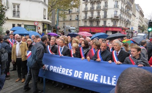 Une centaine d'élus en écharpe ont tenté vendredi à Clichy (Hauts-de-Seine) d'empêcher ce vendredi des fidèles musulmans de faire leur prière dans la rue.