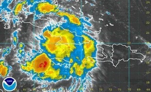 En raison de la température élevée des eaux, des experts n'ont pas exclu que Fay puisse se convertir en cyclone, qui suppose des vents à plus de 118 km/h.