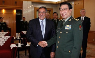 Le général Xu Caihou (d) recevant le 18 septembre 2012 à Pékin le secrétaire de Défense américain Leon Panetta