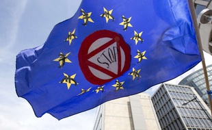 Un drapeau aperçu dans une manifestation de soutien à la Grèce organisée le dimanche 21 juin 2015 à Bruxelles (Belgique).