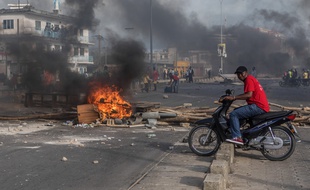 Un manifestant à Cotonou, au Bénin, le 1er mai 2019.
