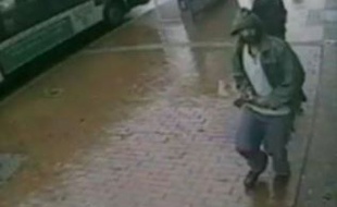 Capture d'écran de la vidéo de l'agression de policiers à New York, aux Etats-Unis, le 23 octobre 2014.